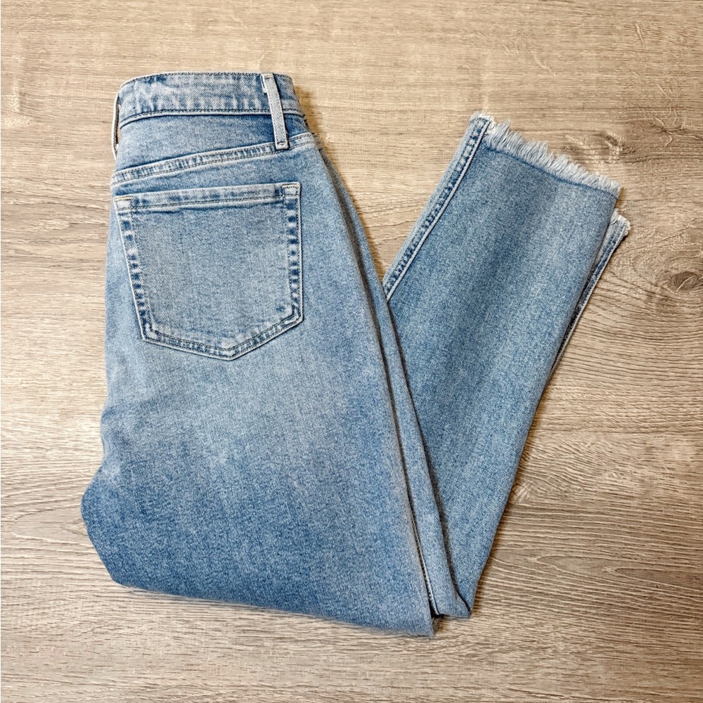 •HOLLISTER• CURVY ULTRA HIGH RISE MOM JEANS